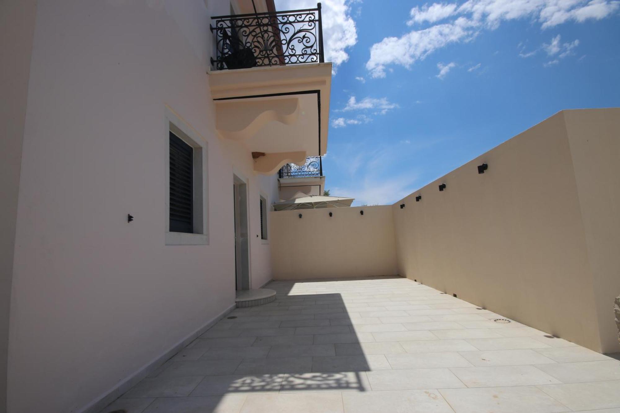 Mario Villa Himare