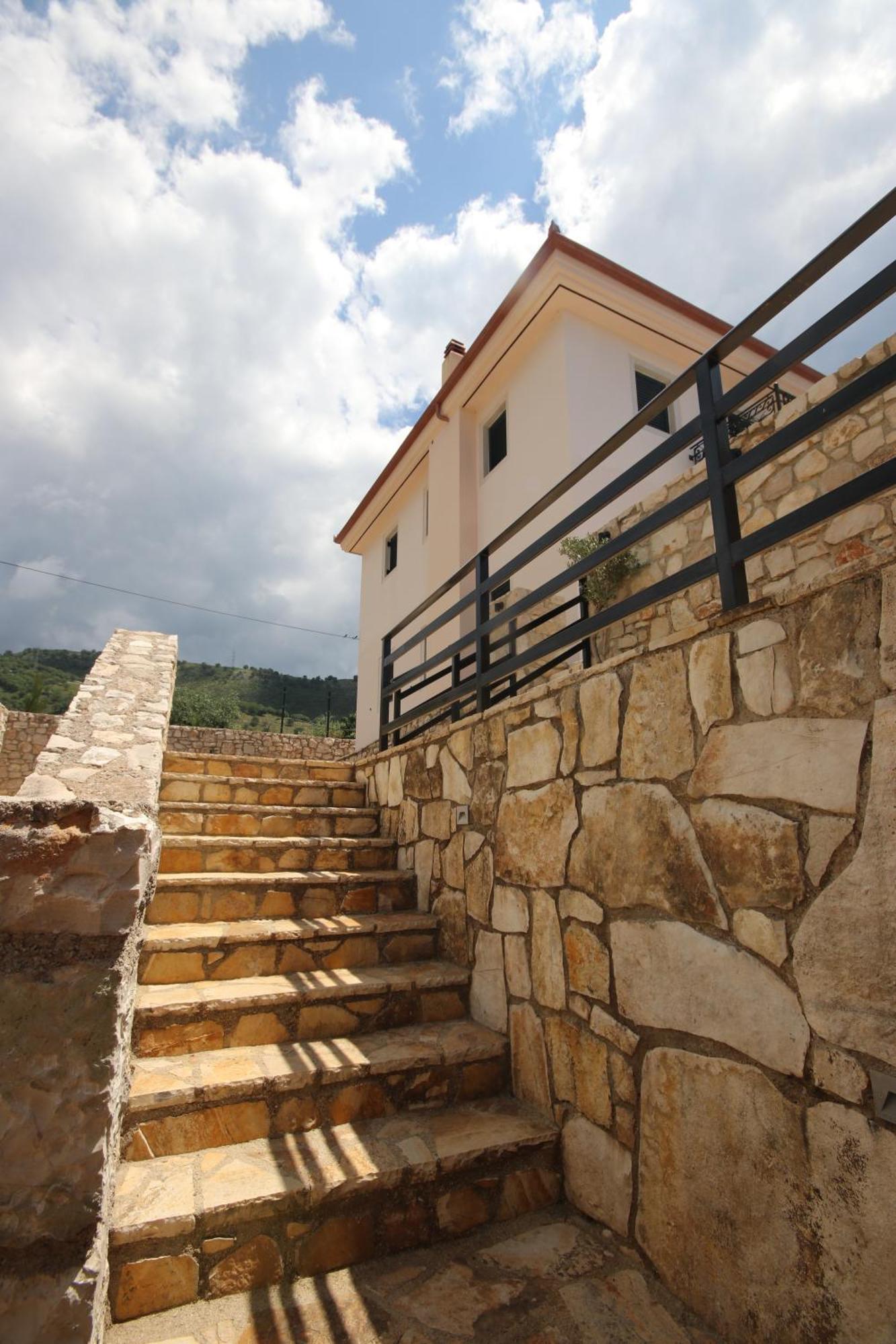 Mario Villa Himare